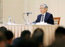 　名古屋市で開かれた地元経済界との会合で講演する日銀の黒田総裁＝１４日午前