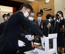 　大阪市の造幣局で開かれた「製造貨幣大試験」＝１４日午前
