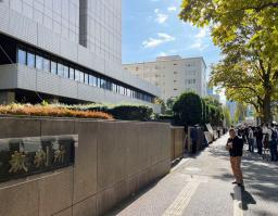 　爆破予告があった東京地裁や高裁が入る東京・霞が関の庁舎（左）＝１４日午後