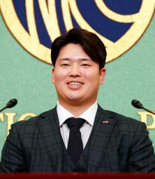 　日本記者クラブで記者会見するプロ野球ヤクルトの村上宗隆内野手＝１４日午後、東京・内幸町