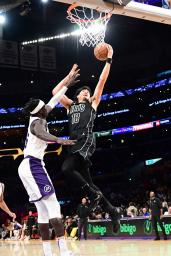 　レーカーズ戦で攻めるネッツの渡辺＝ロサンゼルス（ＮＢＡＥ提供・ゲッティ＝共同）