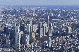 　東京都庁（中央）周辺＝２０２０年１月