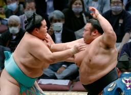 　琴ノ若（左）と張り合う貴景勝。押し出しで下す＝福岡国際センター