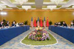 　１４日、インドネシア・バリ島で会談するバイデン米大統領（左から３人目）と中国の習近平国家主席（右から２人目）（ロイター＝共同）