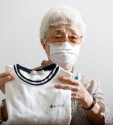 　めぐみさんが着ていた体操着を手にインタビューに応じる横田早紀江さん
