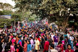　インド・ニューデリーの市場に集まった人たち＝１２日（ゲッティ＝共同）