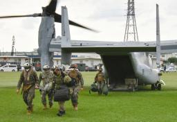 　訓練で負傷者を運ぶ自衛隊員ら＝１５日午後、沖縄県の米軍キャンプ瑞慶覧