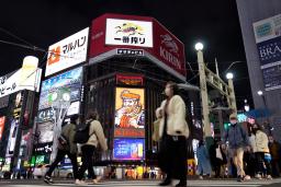 　札幌市の繁華街すすきのを行き交う人たち＝１５日午後