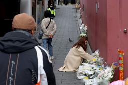 　ソウル・梨泰院の雑踏事故現場で犠牲者を追悼する人＝１３日（聯合＝共同）