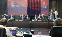 　Ｇ２０サミットに臨む岸田首相（中央右）ら各国首相＝１５日、インドネシア・バリ島（代表撮影・共同）