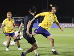 　カナダ戦に向け、調整する鎌田（右）ら＝ドーハ（共同）