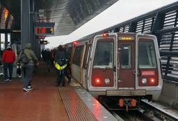 　ワシントン首都圏交通局地下鉄のワシントン・ダレス国際空港駅を利用する乗客ら＝１５日、米バージニア州（共同）