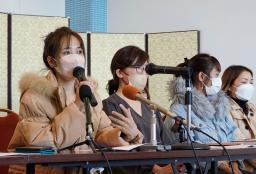 　記者会見するベトナム人技能実習生のドアン・ティ・トゥ・ガーさん（左端）ら＝１６日午前、松山市