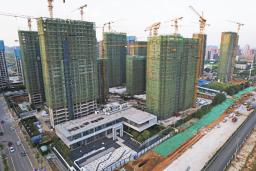 　中国湖北省武漢市のマンション建設現場＝７月（共同）