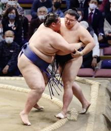 　逸ノ城（左）に寄り切りで敗れた正代＝福岡国際センター