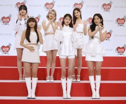 　紅白歌合戦初出場が決まったＩＶＥ＝１６日午後、東京・渋谷のＮＨＫ放送センター