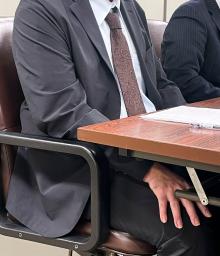 　東京地裁の判決後、記者会見する原告男性＝１６日午後、東京・霞が関の司法記者クラブ