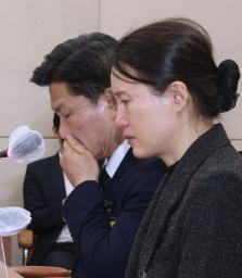 　ソウルの雑踏事故を巡り、１６日、韓国国会に招致された竜山警察署の李林宰前署長（左）とソウル警察庁の柳美真・前人事教育課長（聯合＝共同）