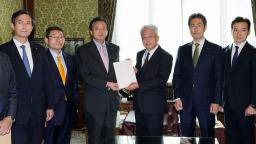 　歳費法改正案を岡田憲治・衆院事務総長（中央右）に共同提出する立憲民主党の渡辺周氏（同左）ら野党３党の議員＝１７日午前、国会