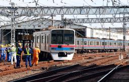 　脱線した京成電鉄の回送電車＝１７日午前１１時５０分ごろ、東京都葛飾区