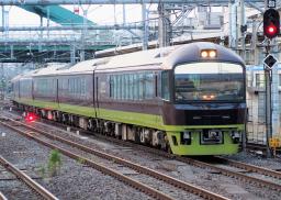 　ＪＲ東日本の４８５系の観光列車「リゾートやまどり」