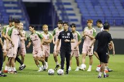 　カナダ戦に向けた最終調整に臨む森保監督（中央）と選手たち＝ドバイ（共同）