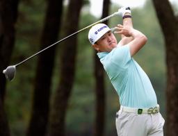 　第１日、１２番でティーショットを放つ佐藤大平。６アンダーで首位＝フェニックスＣＣ