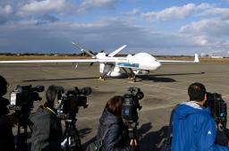 　報道陣に公開された海上保安庁の大型無人航空機「シーガーディアン」＝１７日午後、青森県の海上自衛隊八戸航空基地