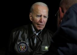 　１７日、米ホワイトハウスに到着し、ポーランドのミサイル着弾について質問に答えるバイデン大統領（ロイター＝共同）
