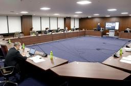　厚労省で開かれた、新型コロナ対策を助言する専門家組織の会合＝１７日午後