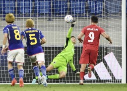 　日本―カナダ　試合終了間際、カナダのカバリーニ（９）に決勝のＰＫを決められたＧＫ権田＝ドバイ（共同）