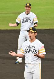 　秋季キャンプを打ち上げ、手締めの音頭を取るソフトバンク・栗原（手前）＝宮崎市
