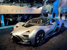 　米新興企業ハイペリオンが披露した水素で走る燃料電池車（ＦＣＶ）＝１７日、米ロサンゼルス（共同）