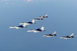 　日本海で共同訓練する自衛隊と米軍の戦闘機＝１８日（防衛省統合幕僚監部提供）