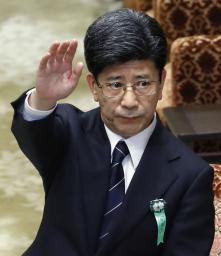 　２０１８年３月、森友学園に関する財務省の決裁文書改ざんを巡る衆院予算委の証人喚問で、挙手する佐川宣寿氏