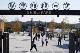 　開園したジブリパークがある愛・地球博記念公園を歩く人たち＝９日、愛知県長久手市