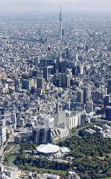 　東京の市街地。上は東京スカイツリー。下は日本武道館