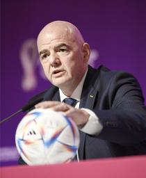 　Ｗ杯開幕を控え記者会見するＦＩＦＡのインファンティノ会長＝１９日、ドーハ（共同）
