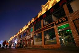 　新型コロナ対策で店内飲食を取りやめ、人けがない北京市朝陽区の飲食店街＝１９日（共同）