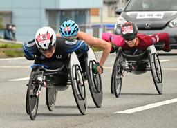 　力走する、女子で優勝した土田和歌子（手前）。右奥は３位の喜納翼＝大分市