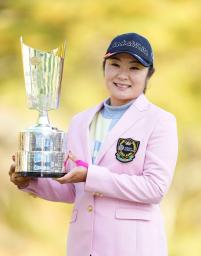 　通算２１アンダーで逆転優勝し、カップを手に笑顔の藤田＝エリエールＧＣ松山