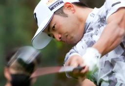 　最終日、５番でティーショットを放つ比嘉一貴。通算２１アンダーで優勝した＝フェニックスＣＣ