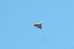 　１０月１７日、ウクライナ・キーウ上空を飛行する無人機。イラン製の「シャヘド１３６」とみられる（ロイター＝共同）
