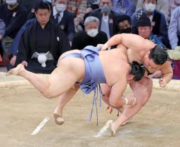 　豊昇龍（右）が上手投げで翔猿を破る＝福岡国際センター