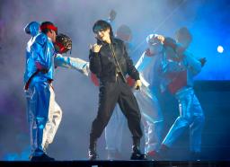 　開幕セレモニーに登場したＢＴＳのジョングクさん（中央）＝２０日、アルホル（共同）