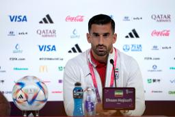 　２０日、カタール・ドーハで記者会見するサッカーＷ杯イラン代表のエフサン・ハジサフィ選手（ＡＰ＝共同）