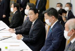 　防衛力強化に関する政府の有識者会議に出席した岸田首相（右手前から３人目）＝２１日午前、首相官邸