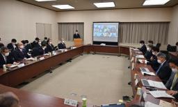 　エネルギーの安定供給について協議する経済産業省幹部（右側）と電力・ガス業界の代表者（左側）ら＝２１日午前、経産省