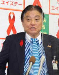 　記者会見で、女性アイドルと写真撮影した際の右手のポーズについて謝罪した名古屋市の河村たかし市長＝２１日午前、名古屋市役所