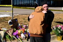 　銃乱射事件が起きたナイトクラブの近くで友人を抱き締め慰める男性＝２０日、米コロラド州（Ｈｅｌｅｎ　Ｈ．Ｒｉｃｈａｒｄｓｏｎ／Ｔｈｅ　Ｄｅｎｖｅｒ　Ｐｏｓｔ提供・ＡＰ＝共同）